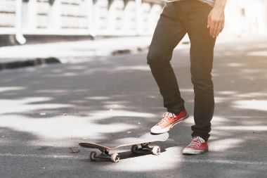 Tanınmayan hipster adam kaykay ile