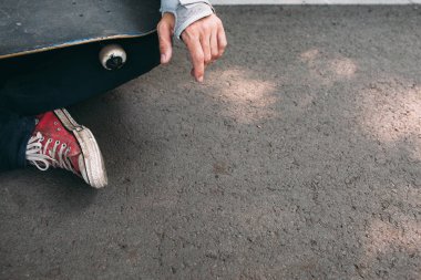 Tanınmayan patenci eğitimden sonra nefes alır