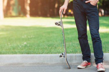 Kaykay ile tanınmayan adam