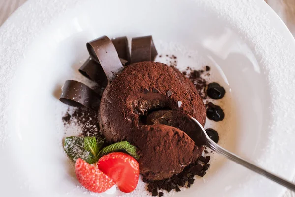 Tasting of chocolate fondant in restaurant — Stock Photo, Image