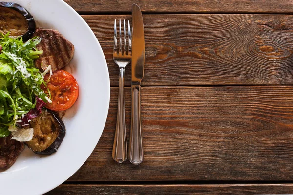 Medallones con verduras a la parrilla en plato blanco — Foto de Stock