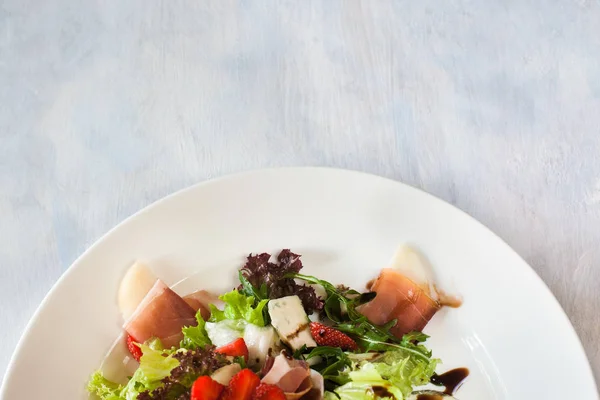 Salade de laitue au jambon de parme et fromage bleu — Photo