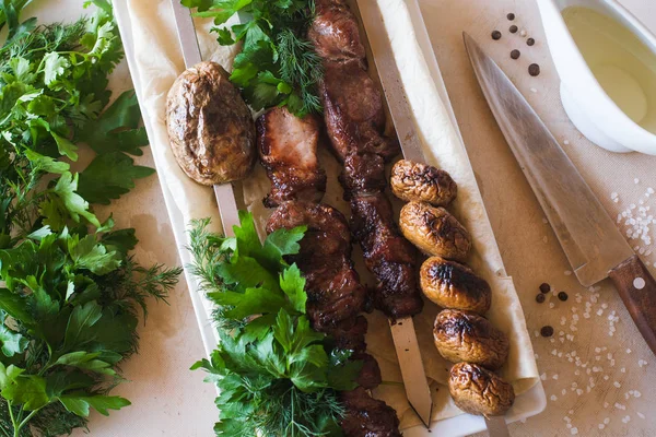 Shish-kebab con verdure grigliate sul piatto — Foto Stock