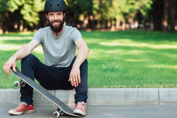 Kısa bir ara yakışıklı gülümseyen kaykaycı vardır