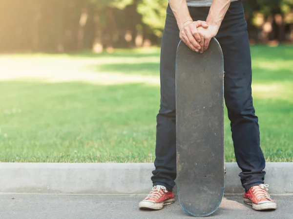 Genç hipster adamın kaykay yaşam tarzı