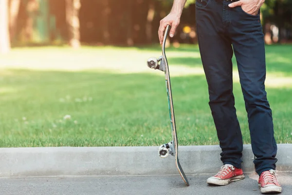 Kaykay ile tanınmayan adam