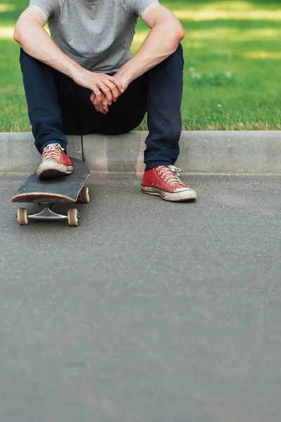 Muž k nepoznání bokovky s skateboard — Stock fotografie