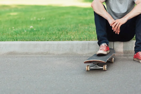Muž k nepoznání bokovky s skateboard — Stock fotografie