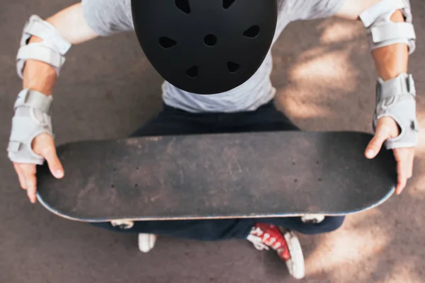 Skate halmet, cotovelo e luvas proteção — Fotografia de Stock