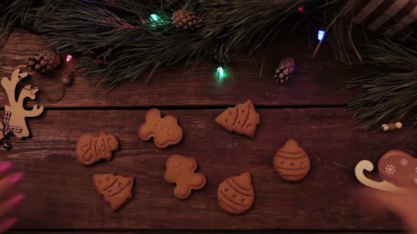 Händer ta snabbt semester nyår pepparkakor. — Stockvideo