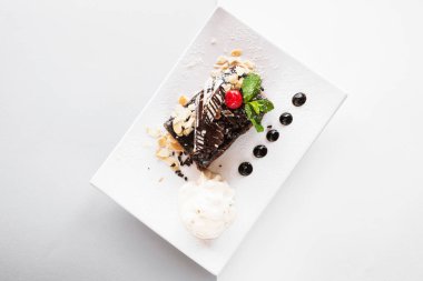 Beyaz meydanında çikolatalı pasta plaka kesme