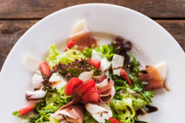 Parma jambonu ve mavi peynirli taze yeşil salata