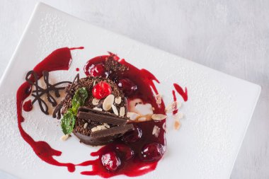 Beyaz plaka reçel ile çikolatalı kek