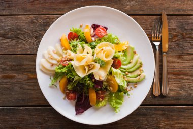 Marul salatası peynir ve meyve plaka üzerinde