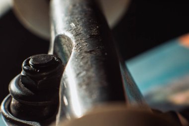 Kaykay işleyicisi yakın kadar kingpin ve tekerlekler