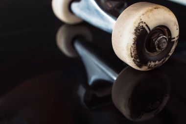 Kaykay kamyon ve tekerlek bakışta arka plan üzerinde