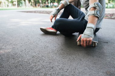 Tanınmayan patenci eğitimden sonra nefes alır