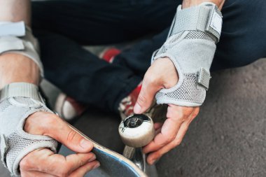 Tanınmayan patenci onun kaykay denetler