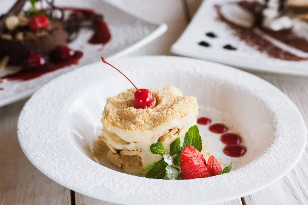 Apresentação de deliciosas sobremesas no restaurante — Fotografia de Stock