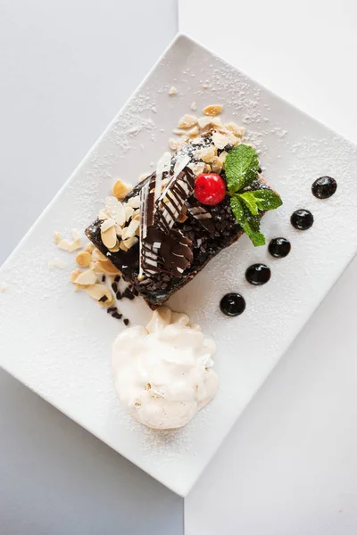 Torta de chocolate em placa de corte quadrado branco — Fotografia de Stock