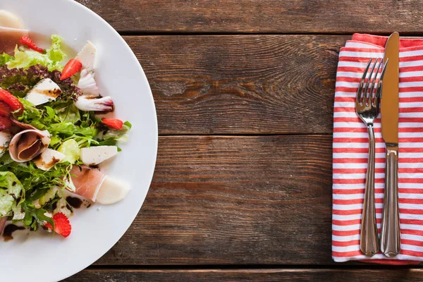 Ensalada fresca con jamón de parma servido en el restaurante —  Fotos de Stock