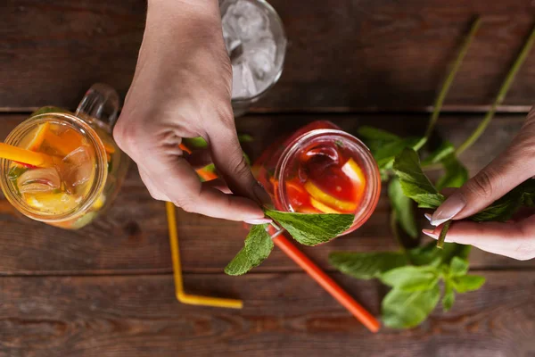 Ober siert vruchtencocktails door mint — Stockfoto