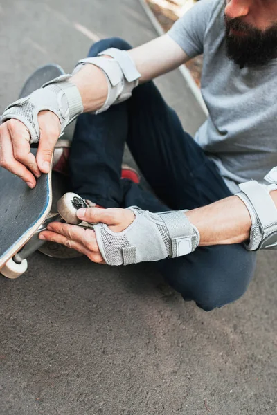 Profesyonel kaykaycı onun kaykay denetler