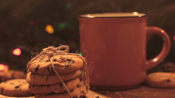 Вкусный рождественский праздник с латте и печеньем — стоковое видео
