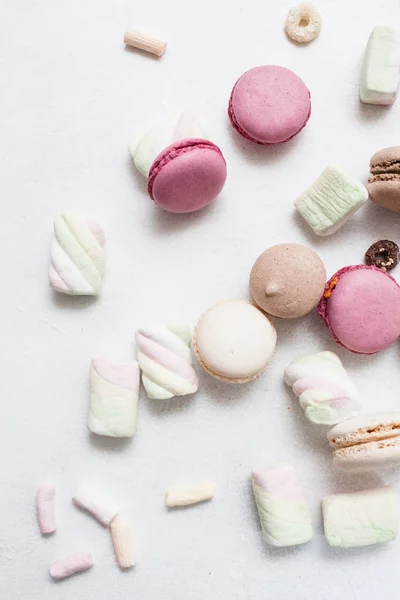Pohled shora barevné sladkosti na bílém pozadí — Stock fotografie