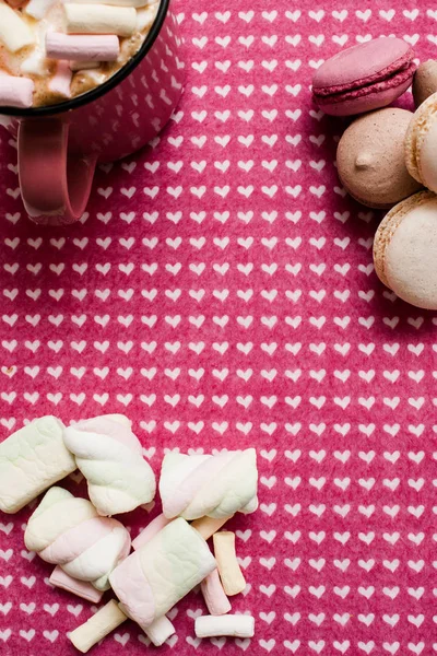 Složení z latte, makronky a marshmallow — Stock fotografie
