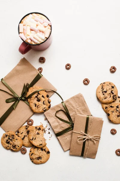 Hediyeler tatlılar ve kahve fincan ile hazırlama