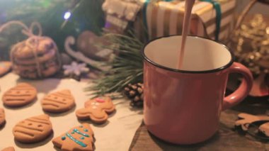 Çerezleri dekorasyon sürecinde kakao ara