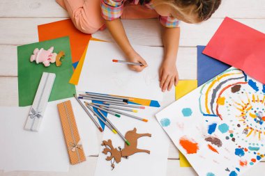 Noel kartları oluşturma. Sanatsal çocuk