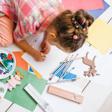 Çocuklar için el yapımı. Tebrik kartı oluşturma