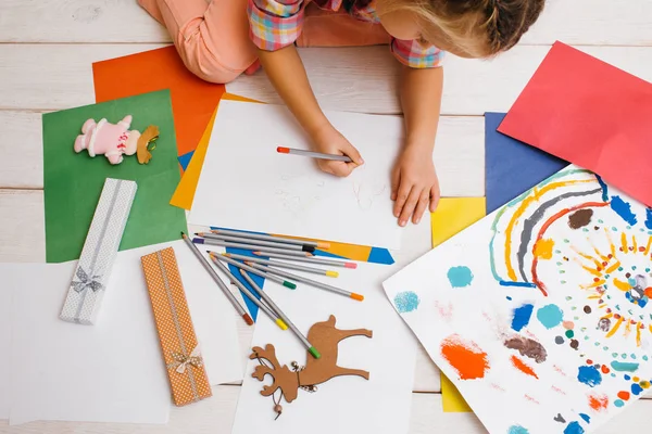 Creazione biglietti di Natale. Bambino artistico — Foto Stock