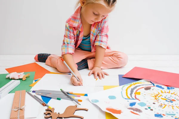 Early childhood education. Artistic child — Stock Photo, Image