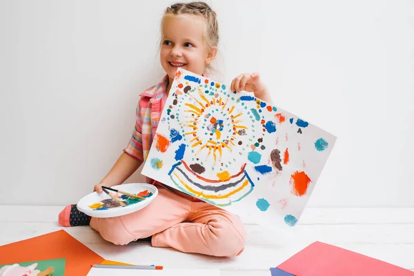 Mutlu çocukluk. Bebek kız sanatçı — Stok fotoğraf