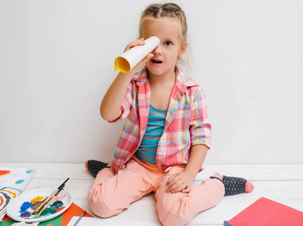 Pequeño explorador. Niña creativa infancia —  Fotos de Stock