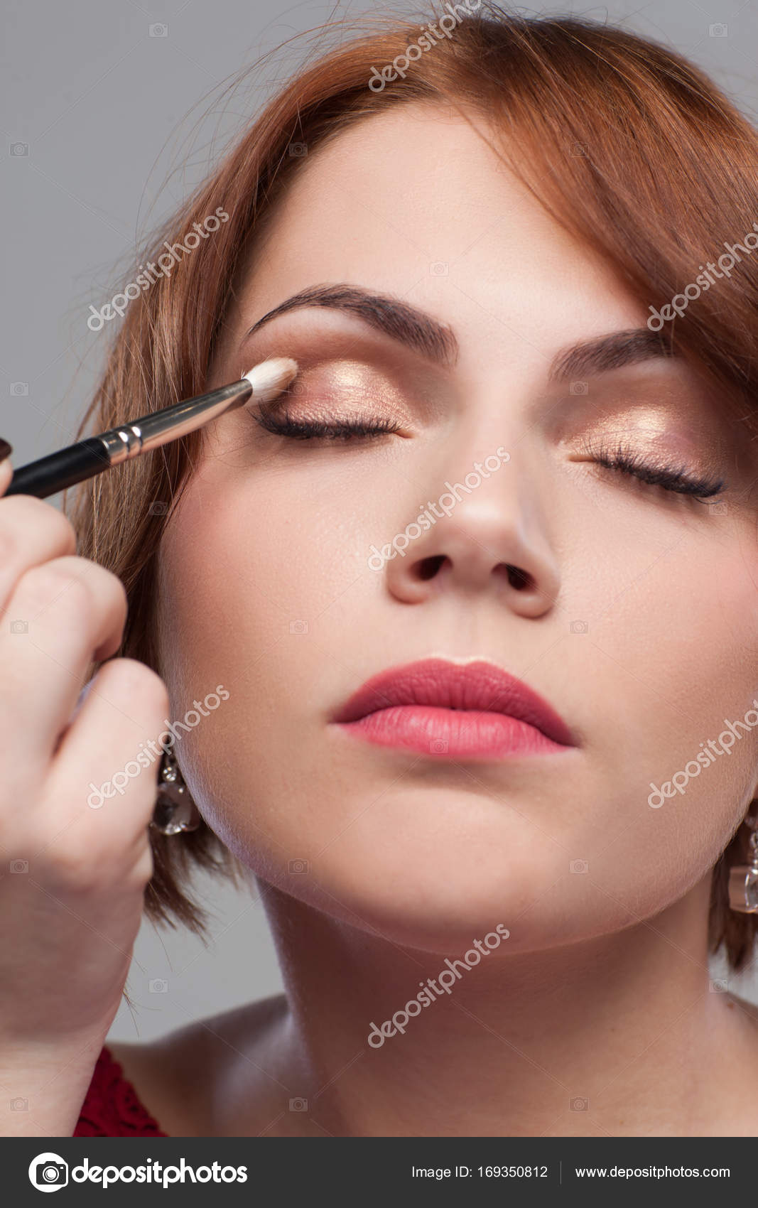 Tutorial de maquiagem para olhos. Estilo de modelo de beleza fotos, imagens  de © golubovy #169350812