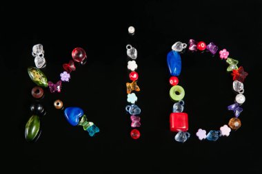 Renkli boncuklar. El yapımı çocuk yaratıcılık kavramı