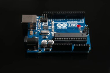 Siyah arka plan üzerinde Arduino Uno kurulu