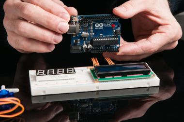 Arduino Uno kurulu elektronik bileşenleri ile