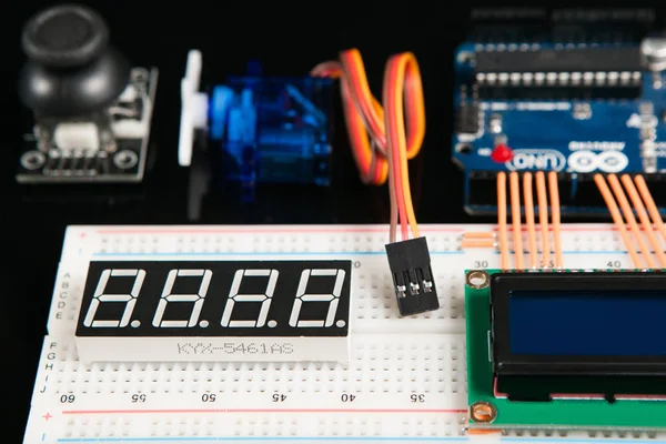 Placa de Arduino UNO com componentes eletrônicos — Fotografia de Stock