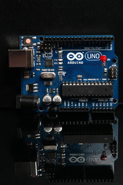 검은 배경에 Arduino 우노 보드 — 스톡 사진