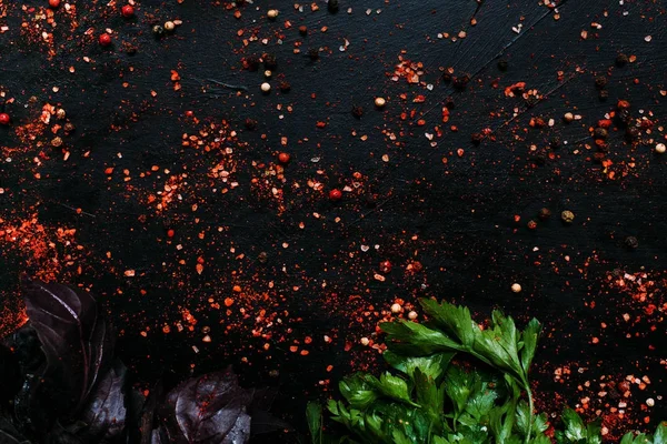 Mezcla de especias orgánicas fondo oscuro — Foto de Stock