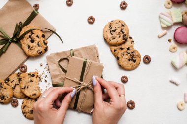 Tatlılar ve Noel hediyeleri düşkün