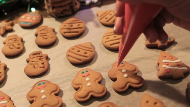 Decoratie proces van kerstkoekjes — Stockvideo