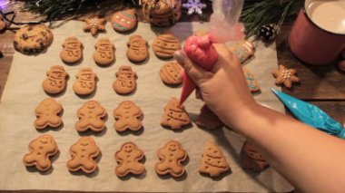 Noel çerezleri dekorasyon süreci