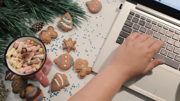 Chatten tijdens de vakantie van Kerstmis en Nieuwjaar — Stockvideo