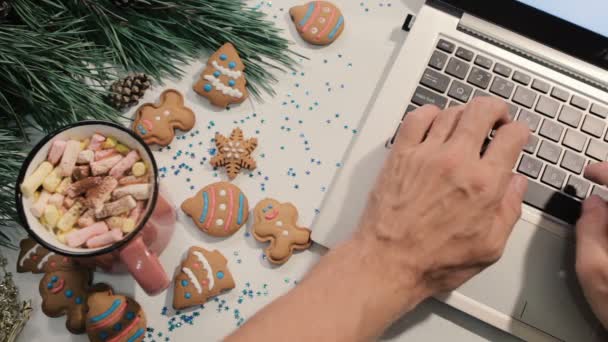 Chatten tijdens de vakantie van Kerstmis en Nieuwjaar — Stockvideo